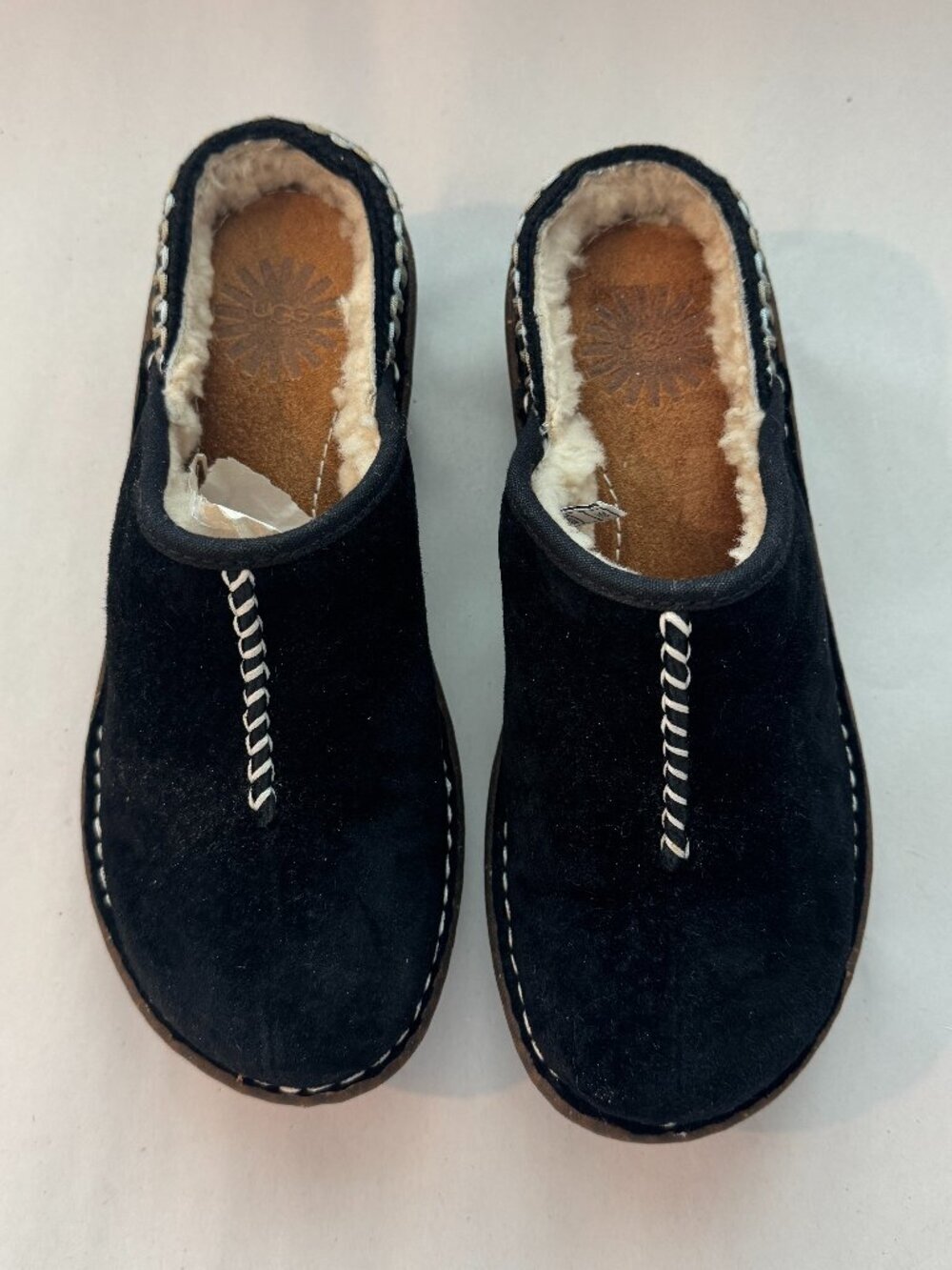 UGG Australia Slippers Women's Size 6 Black F8007D Leather & Genuine Sheepskin - Picture 3 of 13